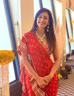TV’s Yummy-Mummy Shweta Tiwari Looks Drop-Dead-Gorgeous In A Rs 38K Red Saree- SEE PICS