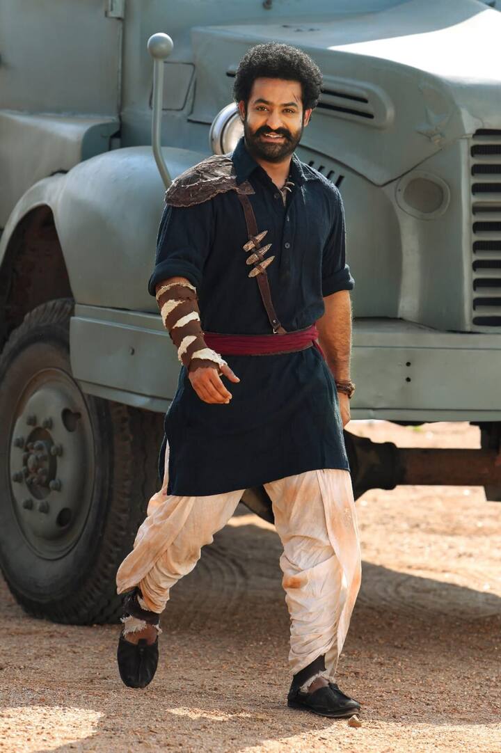 ఎన్టీఆర్ బందిపోటు గెటప్ లో ఆకట్టుకున్నాడు.  (Photo Courtesy: RRR Twitter)