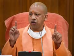 Yogi Adityanath Lifestyle: कानों में महंगे कुंडल और सोने की चेन में रुद्राक्ष की माला पहनते हैं Yogi Adityanath, जानिए कीमत कितनी है