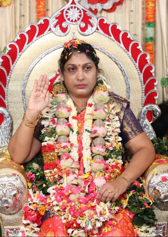 திடீர் அம்மா அன்னபூரணியின்  ஸ்டைலிஷ் க்ளிக்ஸ்.. வாட்டி வதைக்கும் நெட்டிசன்கள்!