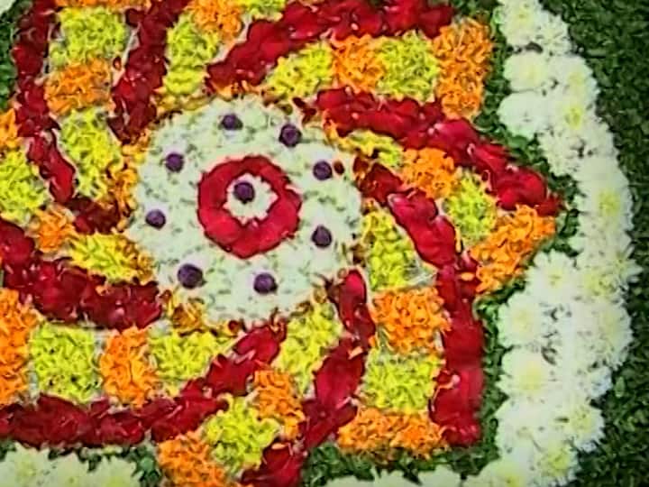 या प्रदर्शनात फुलांच्या उत्तमोत्तम कलाकृती या प्रदर्शनाचे विशेष आकर्षण आहे.