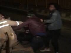 Bijnor: दो बदमाशों ने छीनी पुलिस की राइफल, सिपाहियों को पीटा, सोशल मीडिया पर वीडियो वायरल