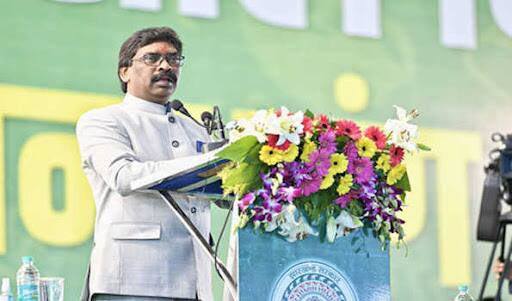 सरकार ने आज ऐलान किया है कि राज्य स्तर से दो पहिया वाहन के लिए पेट्रोल पर प्रति लीटर ₹25 की राहत देगी. चार पहिया वाहनों रखने वालों को इसका फायदा नहीं मिलेगा. 26 जनवरी 2022 से ये लाभ मिलना शुरु हो जाएगा.