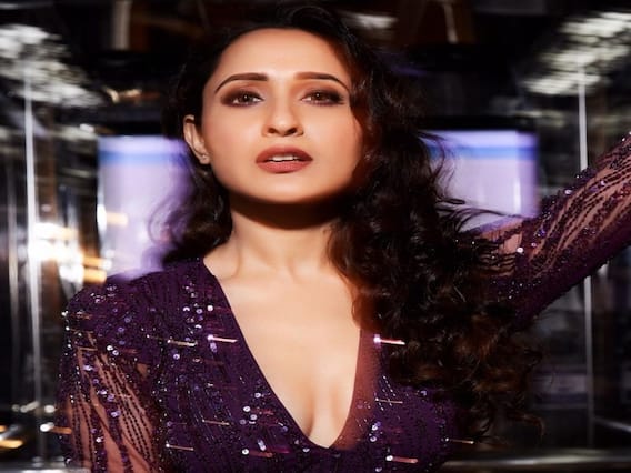 Pragya Jaiswal Photos: వైన్ గ్లాస్ లా నిగనిగలాడుతున్న ప్రగ్యా జైస్వాల్ Pragya Jaiswal Photos: వైన్ గ్లాస్ లా నిగనిగలాడుతున్న ప్రగ్యా జైస్వాల్
