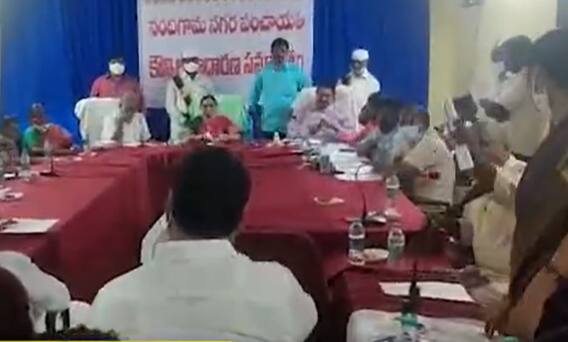 Nandigama Muncipal Meeting : అక్రమకట్టడాలు,కూల్చివేతలపై అధికార, విపక్షనేతల మాటల యుద్ధం