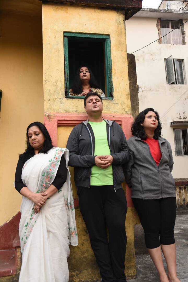তাঁদের বেদনা, তাঁদের মানসিক অবসাদে ভারাক্রান্ত ৩২ অশ্বিনী দত্ত রোডের বাড়ি আসলে মন খারাপ করা এক অনুভূতি রেখে যায় দর্শকদের মনে।