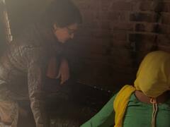 UP Election 2022: चूड़ी जुड़ाई करने वाली महिला के घर पहुंचीं Priyanka Gandhi, चाय पी और पूछा उनका हाल