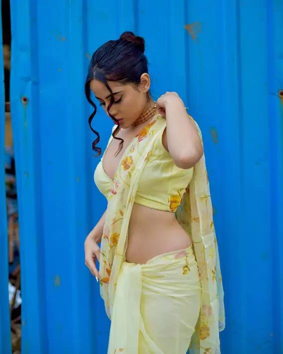 આની સાથે જ વાળોનો જુડો બનાવીને ઉર્ફી જાવેદે પોતાની ઝૂલ્ફોની લટોને ફ્લૉન્ટ કરી છે.