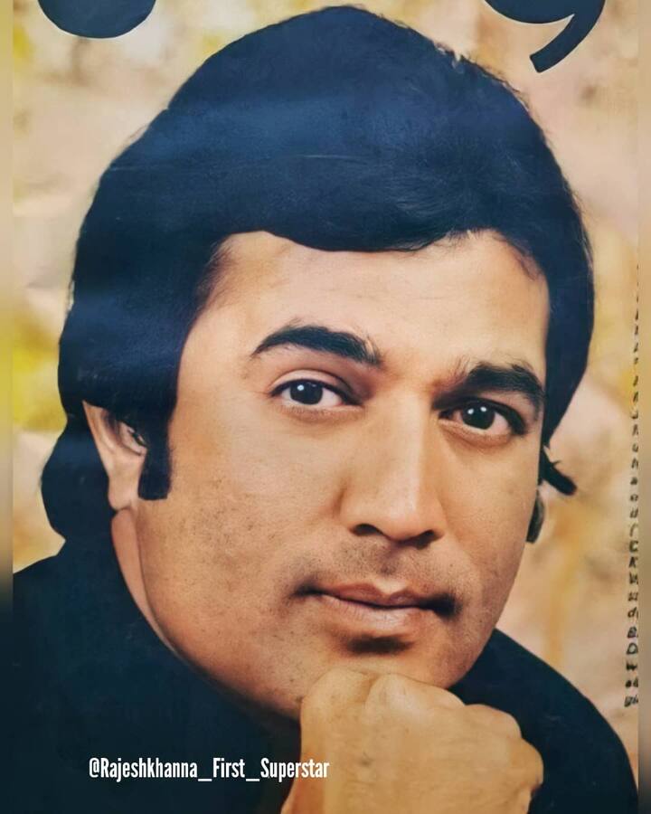 चित्रपट कारकिर्दीला सुरुवात राजेश खन्ना यांनी नेहमी आपल्या यशाचं क्रेडिट रंगमंचाला दिला. त्यांच्या चित्रपट सृष्ठीच्या प्रवासाला रंगमंचामुळेच सुरुवात झाली होती. 1965 साली यूनायटेड प्रोड्यूसर्स फिल्मफेयर टॅलेंट स्पर्धा त्यांनी जिंकली होती. 10 हजारांपेक्षा जास्त तरुणांनी या स्पर्धेत सहभाग नोंदवला होता. या विजयानंतर राजेश खन्ना यांनी कधी मागे वळून पाहिले नाही. (photo:rajeshkhanna_first_superstar/ig)