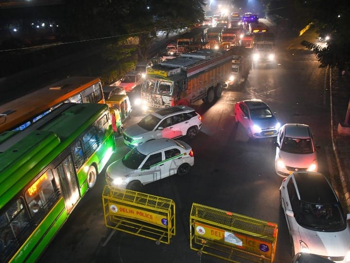 Delhi Traffic Rules: New Year की रात घर से निकलने का है प्लान तो जान लें ट्रैफिक से जुड़ी ये पाबंदियां