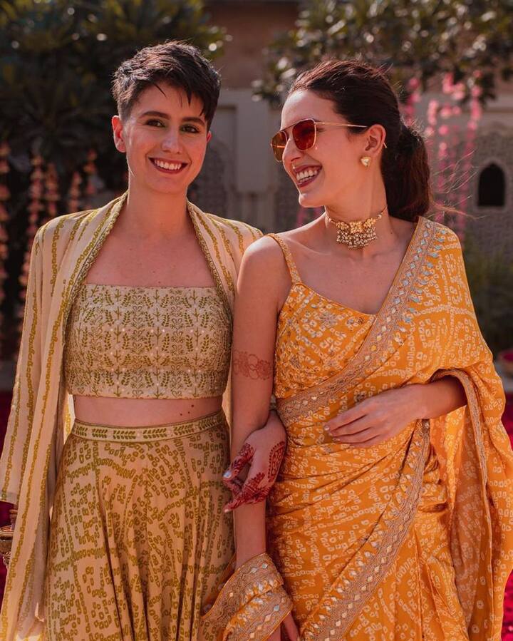 इसाबेल ने जो तस्वीरें शेयर की हैं, उसमें सभी ने पीले रंग के आउटफिट पहने हुए हैं. इसाबेल खुद में पीले रंग की साड़ी पहने हुए नजर आ रहीं थी.