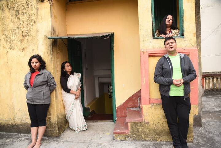 আমরা এটাই বুঝি না যে কষ্ট একটু ভাগ করে নিলে তা লাঘব হয়ে যায়। মন ভাল থাকার সমীকরণ খুঁজে পায় মানুষ। দুঃখ পেরিয়ে এসে এক পরিবারের মধ্যে একে অপরের সঙ্গে ভাল থাকার এমনই এক গল্প শোনায় এই নাটক।