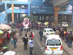 Delhi Metro में आज से लागू हुईं नई गाइडलाइंस, Metro स्टेशन के बाहर लगी लंबी कतार