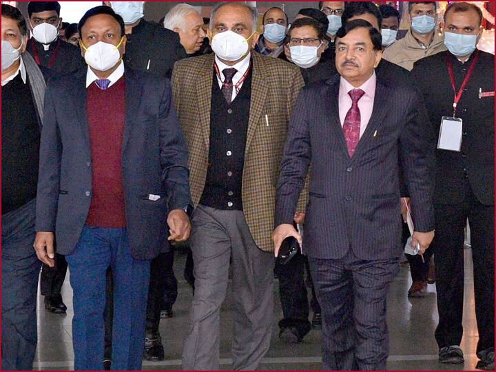 UP Election 2022: कोरोना के बढ़ते खतरे के बीच उत्तर प्रदेश चुनाव हों या रोके जाएं, जानिए- सियासी पार्टियों की क्या है प्रतिक्रिया UP Assembly Election 2022 Uttar Pradesh elections should be stopped or not amidst increasing threat of Corona UP Election 2022: कोरोना के बढ़ते खतरे के बीच उत्तर प्रदेश चुनाव हों या रोके जाएं, जानिए- सियासी पार्टियों की क्या है प्रतिक्रिया