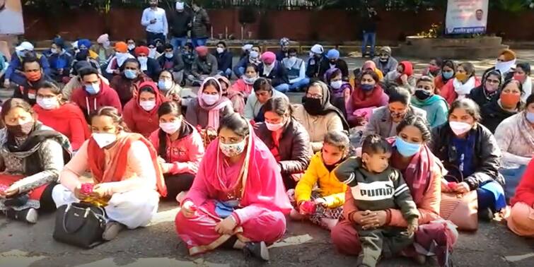 Teachers Protest : 180 Punjab ETT Teachers Protest outside Rahul Gandhi's house in Delhi ਪੰਜਾਬ ਸਰਕਾਰ ਦੇ ਲਾਰਿਆਂ ਤੋਂ ਅੱਕੇ ਅਧਿਆਪਕਾਂ ਨੇ ਦਿੱਲੀ ਜਾ ਕੇ ਰਾਹੁਲ ਗਾਂਧੀ ਦੇ ਘਰ ਨੂੰ ਪਾਇਆ ਘੇਰਾ