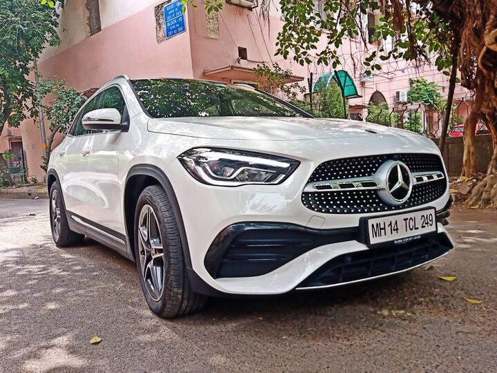 Mercedes-Benz GLA: GLA મર્સિડીઝ-બેન્ઝ માટે મજબૂત વિક્રેતાનું પ્રતિનિધિત્વ કરે છે અને નવી પેઢી માટે, તેમના દ્વારા કોમ્પેક્ટ લક્ઝરી SUVનો ખ્યાલ બદલવામાં આવ્યો છે. ઈન્ટીરીયર એટલુ જ વૈભવી અને સમૃદ્ધ છે જેટલુ તેના વધુ મોંઘા મોડલમાં છે. કોમ્પેક્ટ છતાં મનોરંજક SUV છે.