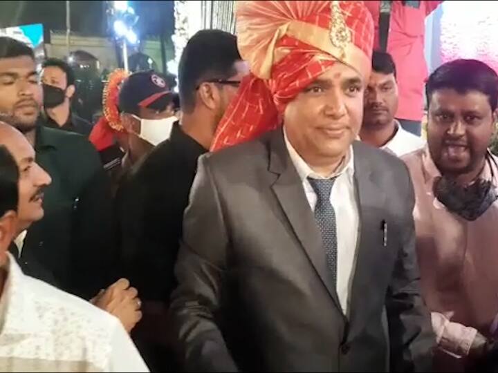 पण दुसरीकडे  कन्नड विधानसभेचे शिवसेना आमदार उदयसिंह राजपूत यांच्या मुलाच्या विवाह सोहळ्याला तुफान गर्दी झाली होती.