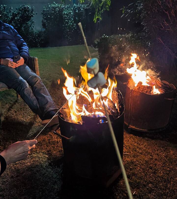 वहीं दिल्ली की ठंड का मजा नव्या नंदा खूब ले रही हैं. अपने घर के गार्डन से उन्होंने खूबसूरत तस्वीरें शेयर की हैं जिनमें वो आग के आगे हाथ सेकतीं नजर आ रही हैं. (फोटो – सोशल मीडिया)