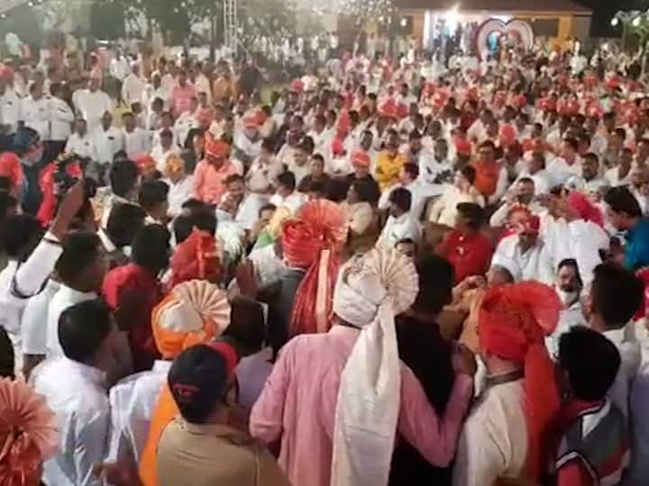 नेतेमंडळीच निर्बंध लावतात  आणि अशा कार्यक्रमांमध्ये तेच नियम गुंडाळून ठेवतात.