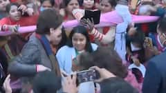 Firozabad में चूड़ी का काम करने वाली दलित महिला के घर पहुंची Priyanka Gandhi | Baat To Chubhegi