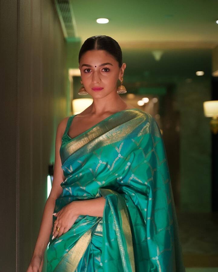 फोटो में आलिया नीले रंग की साड़ी पहने नजर आ रही हैं. जिसमें एक्ट्रेस का ट्रेडिशनल अवतार फैंस की धड़कनें बढ़ा रहा है.