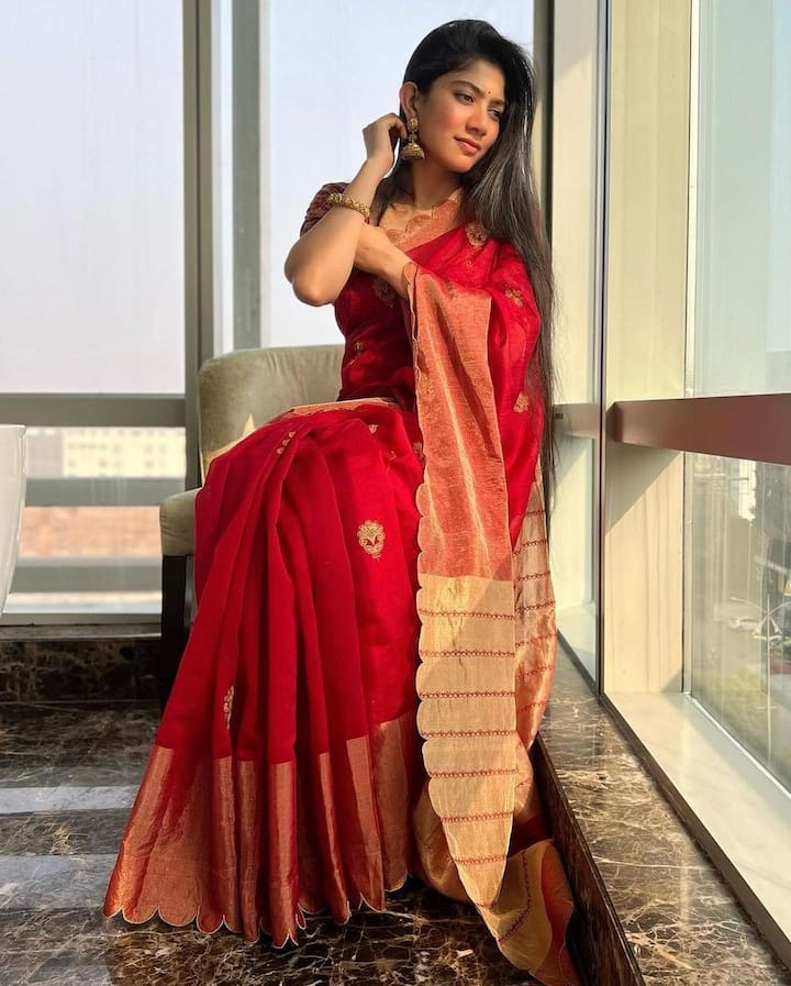முட்டி தொடும் மிடியும் போட்டு கொஞ்சம் கொஞ்சம் லிப்ஸ்டிக் போட்டு அவளை நான் ரசிப்பேன்