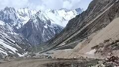 Pithoragarh: बर्फबारी की वजह से सड़कों पर बढ़ रही फिसलन, जिले में 3 दिन का अलर्ट जारी