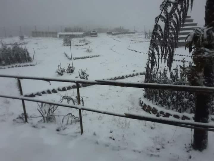 কা়ঞ্চনজঙ্ঘা দেখা যাচ্ছে না বলে যাঁরা হাপিত্যেশ করছিলেন, তাঁদের মন ভরল তুষারপাতে। বড়দিন থেকেই আভাস ছিল। আজ একেবারে সাদা চাদরে ঢাকল শৈলশহরের অনেকাংশ।