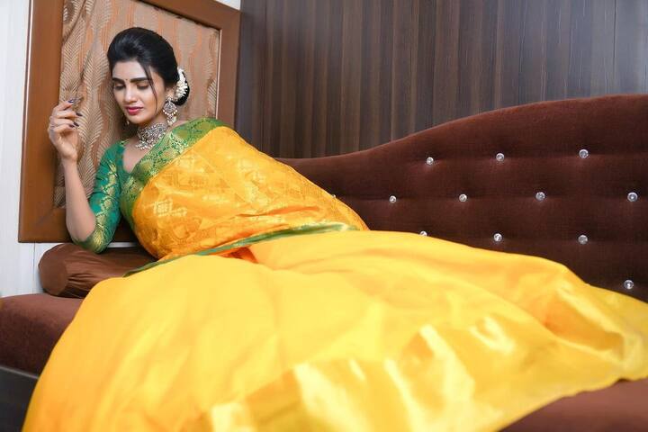 కొన్నాళ్ళు జబర్ధస్త్ వేదికపై వర్ష కనిపించలేదు. ఇమ్మానియేల్ తో ఆమె చేస్తున్న స్కిట్స్ కి యూట్యూబ్ లో వల్గర్ కామెంట్స్ చేస్తున్నారట. ఏంటక్కా ఇది అంటూ వర్ష బ్రదర్ ఆమెను నిలదీశాడట. ఈ విషయం జబర్దస్త్ వేదికపై చెప్పిన వర్ష... జబర్దస్త్ మానేస్తున్నాను అంది.  కొద్ది రోజుల బ్రేక్ తర్వాత మళ్లీ వర్ష  కమ్ బ్యాక్ ఇవ్వడంతో ఆమె ఫ్యాన్స్ హ్యాపీగా ఫీలవుతున్నారు.