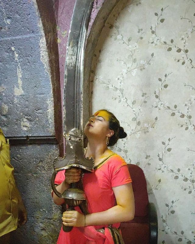 सदानंदाचा येळकोट म्हणत तिने भंडारा उधळतानाचा व्हिडीओदेखील शेअर केला आहे.