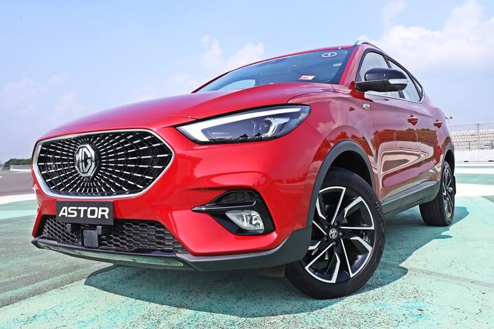 MG Astor: Astor એ એક કોમ્પેક્ટ SUV છે જેની કિંમત ઘણી વધારે છે. તેની ગુણવત્તા, સાધનસામગ્રી અને ડિઝાઇનના સંદર્ભમાં, કોમ્પેક્ટ એસયુવી જગ્યામાં એસ્ટર સૌથી પ્રભાવશાળી રહી છે. અમને ખાસ કરીને તેના વિશાળ એન્જીન/ગિયરબોક્સ સંયોજનો અને સારી રાઈડ ગુણવત્તાની સાથે પૈસા માટે મૂલ્ય પણ ગમે છે.