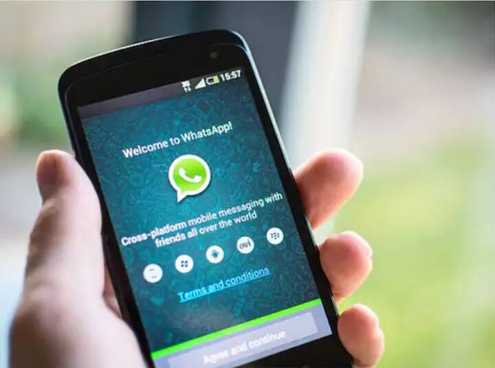 চ্যাটের জন্য থিম সাপোর্ট: ২০২২ সালে WhatsApp তার ইউজারদের জন্য পার্সোনাল চ্যাটিং অভিজ্ঞতার সুযোগ দেবে। এর মাধ্যমে আপনি   কাস্টমাইজড ওয়ালপেপার হালকা ও অন্ধকার ওয়ালপেপার ব্যবহার করতে পারবেন। এই ফিচার নিয়েও কাজ চলছে।