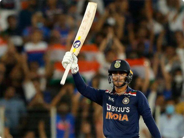 ईशान किशन ने मार्च 2021 में टी20 मैच से इंटरनेशनल डेब्यू किया. उन्होंने इंग्लैंड के खिलाफ मैच खेला था. इसके बाद जुलाई 2021 में श्रीलंका के खिलाफ करियर का पहला इंटरनेशनल वनडे मैच खेला. ईशान अब तक 2 वनडे और 5 टी20 मैच खेल चुके हैं. इस दौरान उन्होंने एक-एक अर्धशतक भी लगाया है. ईशान आईपीएल में कई बार अच्छा प्रदर्शन कर चुके हैं. ये भारत के उभरते सितारे हैं. (फोटो - BCCI)