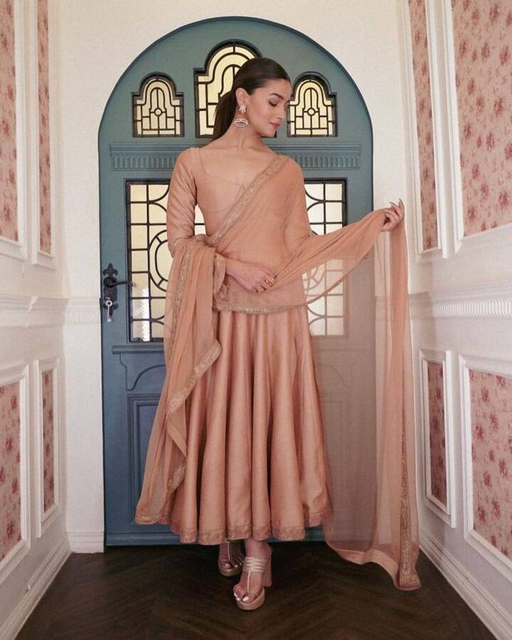 इसके अलावा आलिया ने भी अपने इंस्टाग्राम पर अपनी कुछ बेहद खूबसूरत और दमदार फोटो शेयर की है.