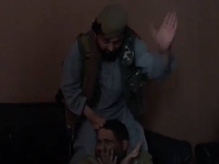 Taliban torturing former Afghan army official goes viral on Social Media Watch Video: తాలిబన్ల అరాచకం చూశారా.. మాజీ సైనికుడిని బంధించి చిత్రహింసలు.. వైరల్ వీడియో