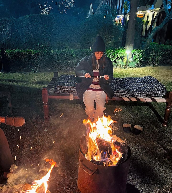 अमिताभ बच्चन की नातिन नव्या नवेली नंदा इन दिनों दिल्ली में हैं. मंगलवार को ही उन्हें मुंबई एयरपोर्ट पर मां श्वेता बच्चन के साथ स्पॉट किया गया था. जिसके बाद वो दिल्ली पहुंचीं. (फोटो – सोशल मीडिया)