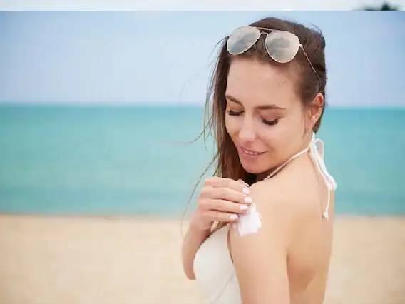 New Year 2022 Resolution for Glowing Skin: २०२१ हे वर्ष शेवटच्या टप्प्यात आहे. वर्ष 2022 दोन ते तीन ते चार दिवसांत सुरू होईल. अशा परिस्थितीत नवीन वर्षात लोक चांगल्या आयुष्यासाठी अनेक संकल्प करतात. नवीन वर्षात चांगल्या त्वचेसाठी, तुम्ही अनेक प्रकारचे संकल्प (न्यू इयर रिझोल्यूशन फॉर बेटर स्किन केअर) घेऊ शकता. त्यामुळे तुमची त्वचा चांगली होण्यास मदत होते. चला तर मग जाणून घेऊया नवीन वर्षात चांगली त्वचा मिळविण्यासाठी तुम्ही कोणते स्किन रूटीन फॉलो करू शकता.(PC: Freepik)