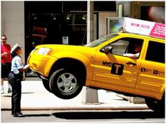 Watch: महिला इंस्पेक्टर से भिड़ना कैब ड्राइवर को पड़ा महंगा, एक ही झटके में उठा दी कार