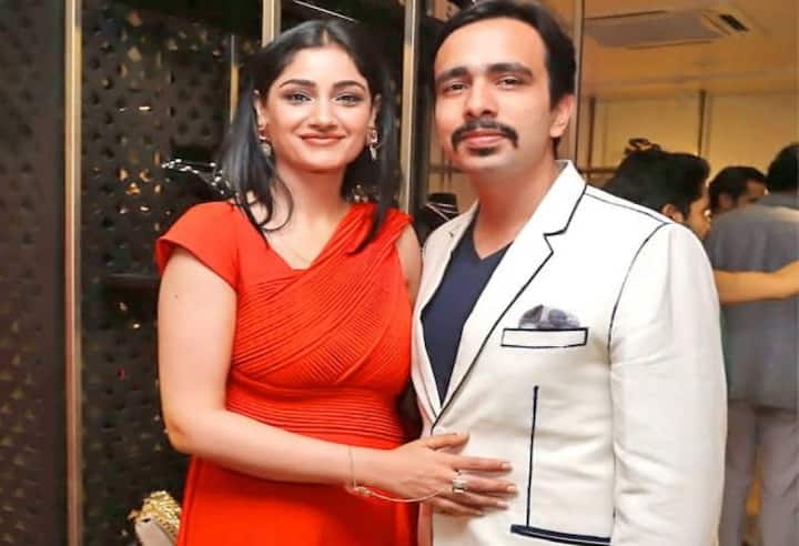 जानकारी के अनुसार जयंत चौधरी और उनती पत्नी चारू ने कई पर्सनल फाइनेंस स्कीम में इनवेस्टमेंट की हुई है. बता दें कि दोनों ने बांड, शेयर्स और डिबेंचर्स में करोड़ों रुपयों की इनवेस्टमेंट की है. इस बात का खुलासा तब हुआ जब जयंत ने साल 2019 लोकसभा चुनावों में आयोग को एफिडेविट दिया था.