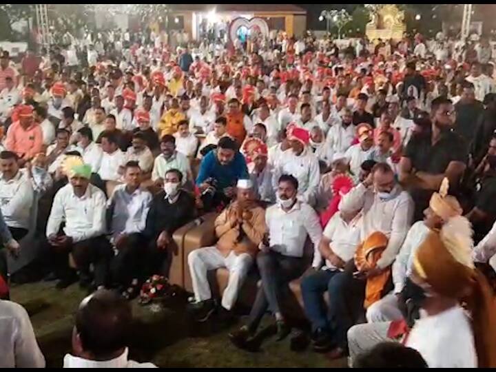 लग्नाला खुल्या जागेत केवळ 200 पाहुण्यांना बोलावण्याची मुभा असताना आणि नियम मोडल्यास तात्काळ गुन्हे दाखल होत असताना मंत्र्यांना नियमावली नाही का असा सवाल आता विचारण्यात येत होता.