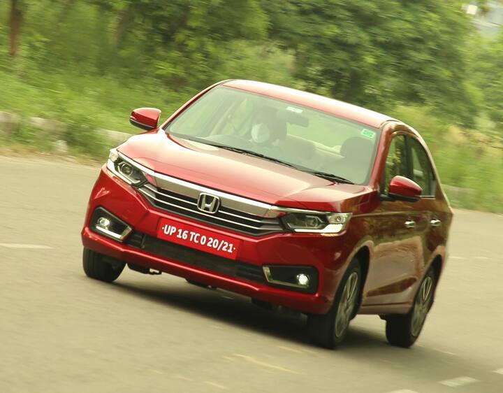 6. હોન્ડા અમેઝ - આ વર્ષે Honda Amaze પણ ઘણા ફેરફારો સાથે માર્કેટમાં લૉન્ચ કરવામાં આવી હતી. સ્ટાઇલમાં ફેરફાર તેને પ્રીમિયમ લુક આપે છે. આ કારમાં તમને ઘણા શાનદાર ફીચર્સ મળશે. તેનો ઓટોમેટિક ગિયરબોક્સ વિકલ્પ તેને સારી કિંમતવાળી સબકોમ્પેક્ટ સેડાન વચ્ચે અલગ બનાવે છે. આ કારની કાર્યક્ષમતા પણ શાનદાર છે.