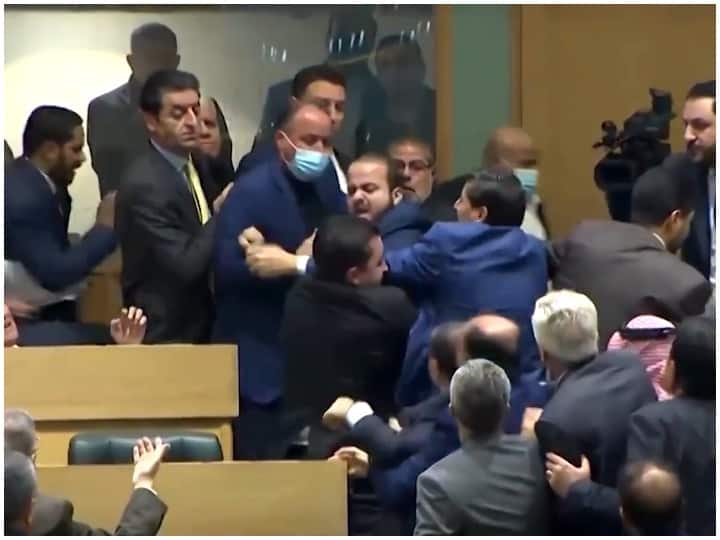 Jordanian deputies in mass punch-up during heated session Jordon Parliament: जॉर्डन की संसद में संविधान संशोधन को लेकर घमासान, आपस में भिड़े सांसद, जमकर हुई मारपीट