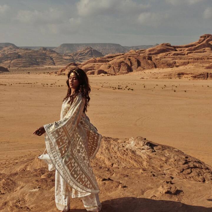 கண்ணில் வந்த நாணம் இன்னும் கொஞ்சம் வேணும்