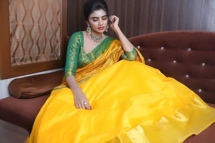 వర్ష, ఇమ్మానియేల్ లవర్స్ అన్న బ్రాండ్ నేమ్ వాళ్ళ కెరీర్ కి ఉపయోగపడింది. ఆ మధ్య శ్రీదేవి డ్రామా కంపెనీ షోలో వీరిద్దరికి పెళ్లి చేసిన విషయం తెలిసిందే. సుధీర్, రష్మీ తరువాత ఆ స్థాయిలో ఫేమస్ అయిన జంటగా వీరిద్దరూ నిలిచారు.