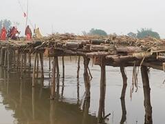 UP Election 2022: श्रावस्ती में लकड़ी का पुल बना इस बार का चुनावी मुद्दा, ग्रामीणों की चेतावनी- पुल नहीं तो वोट नहीं
