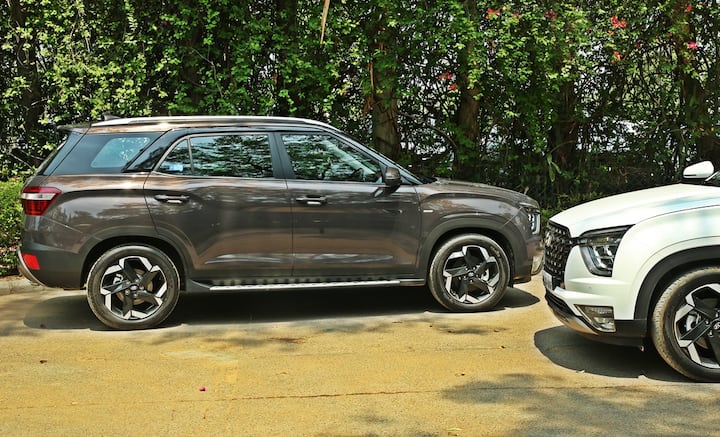 Hyundai Alcazar: તે Creta પર આધારિત હોઈ શકે છે પરંતુ Alcazarએ આ કિંમતે લક્ઝરીનો અર્થ બદલ્યો છે. શોફર સંચાલિત માલિકો માટે, ટોપ-એન્ડ અલ્કાઝાર સંપૂર્ણ સુવિધાઓ અને ટેક્નોલોજીના સંદર્ભમાં શ્રેષ્ઠ ખરીદીઓમાંની એકનું પ્રતિનિધિત્વ કરે છે. તે વાહન ચલાવવા માટે પણ સારું છે, જગ્યા ધરાવતું અને ડીઝલ ખૂબ સારી કાર્યક્ષમતા આપે છે. કોઈ આશ્ચર્ય નથી કે ઘણા ક્રેટા ખરીદદારો આ તરફ સ્વિચ કરી રહ્યા છે.