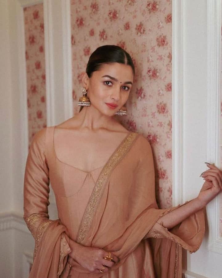 आलिया भट्ट की ये फोटो उनके लेटेस्ट फोटोशूट के दौरान की है, जिसमें एक्ट्रेस मनीष मल्होत्रा का डिजाइन कैरी करते हुए नजर आ रही हैं.