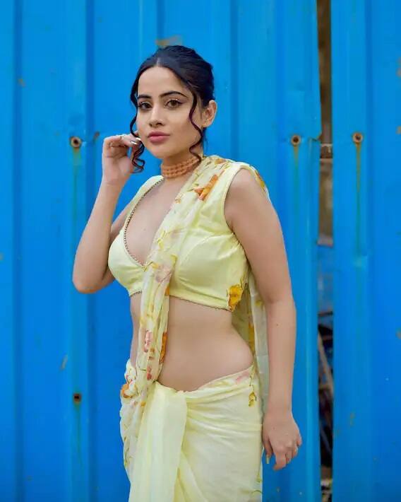 ઉર્ફી જાવેદ (Urfi Javed)એ પીળા રંગની સાડી પહેરી છે અને સ્લિવલેસ બ્લાઉઝમાં પોતાનો સિઝલિંગ અંદાજ બતાવ્યો છે.