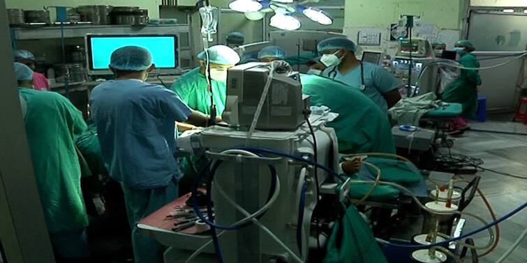 Medical College Doctors Perform Critical operation for five hours to block hole in between nose and brain Medical College Critical Operation : নাক ও মস্তিষ্কের মধ্যের পর্দায় ছিদ্র! ৫ ঘণ্টার জটিল অস্ত্রোপচারে জুড়ল মেডিক্যাল কলেজ