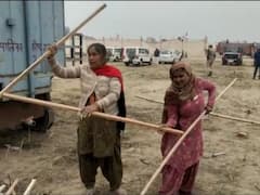 Hapur news: तो इस वजह से बीजेपी की रैली में लाखों खर्च करने बाद लगाए होर्डिंग, पोस्टर उखाड़ ले गई जनता